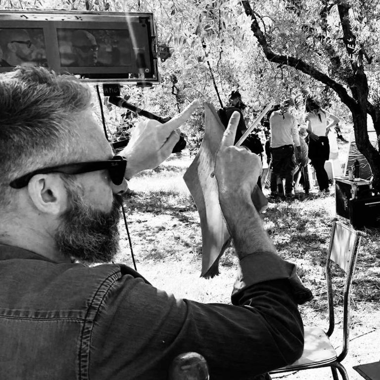 Tommaso Cennamo al lavoro sul set di un documentario